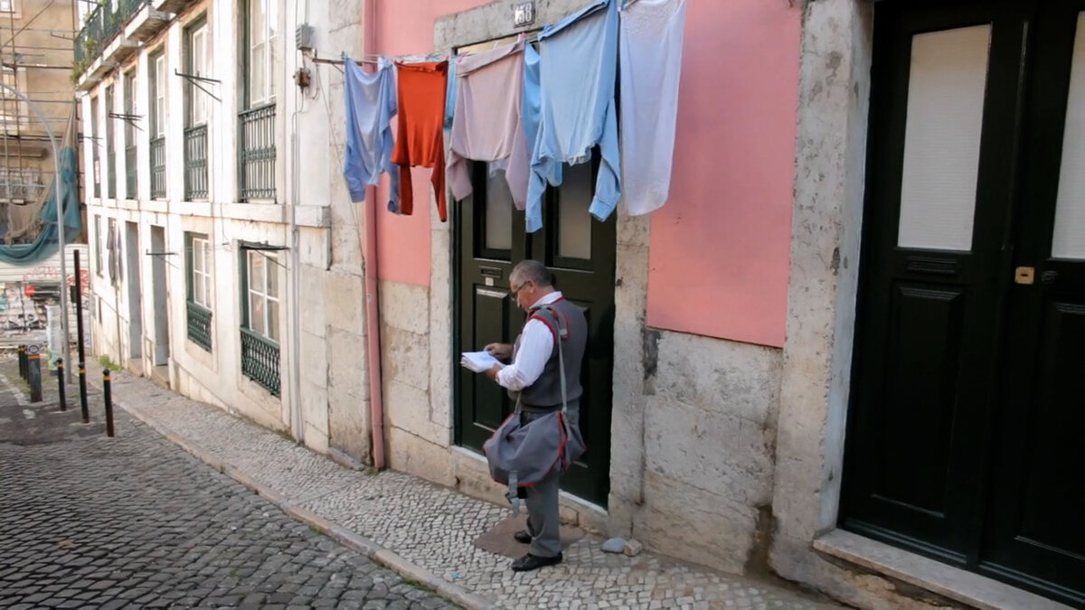 CTT — carteiro numa rua de Lisboa